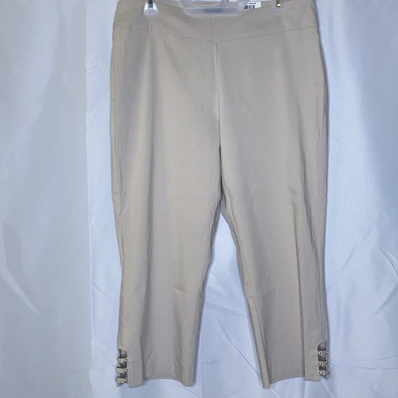 JM Collection Plus Size Capri Pants - Picture 2 of 8